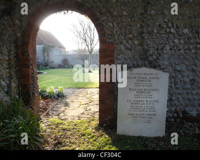 Grave yard dans l'église du village de Rottingdean Banque D'Images