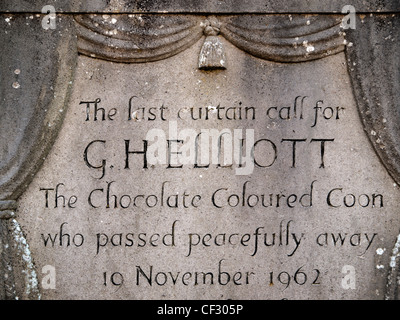 Une grave-pierre dans la cour de l'église Rottingdean. Banque D'Images