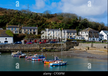 Bateaux amarrés dans le port de Porthleven. Banque D'Images