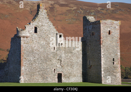 La ruine de Lochranza Castle au milieu de Lochranza sur l'île d'Arran. Banque D'Images