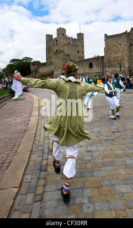 Un imbécile et danses Morris Morris Dancers performing femelle à l'extérieur du château de Rochester au Festival annuels à Medway. Banque D'Images