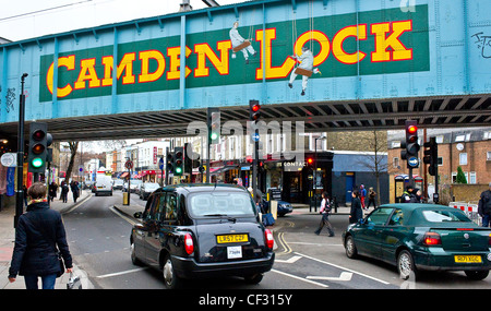 L'ancien pont ferroviaire sur Chalk Farm Road à Camden Lock. Banque D'Images