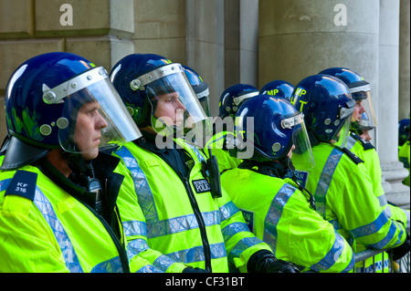 Agents de la police métropolitaine en tenue de combat lors d'une manifestation d'étudiants à Londres. Banque D'Images