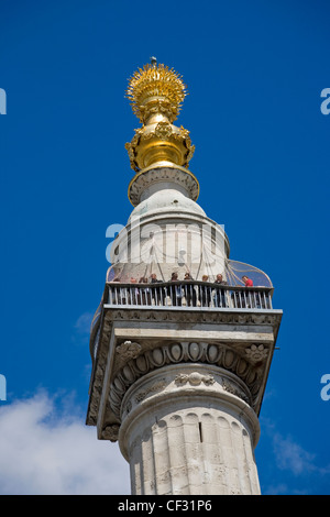 La recherche du Monument de la plate-forme d'observation et d'une flamme en haut. Le Monument est a 61 mètres de hauteur de la colonne dorique romain en pierre b Banque D'Images