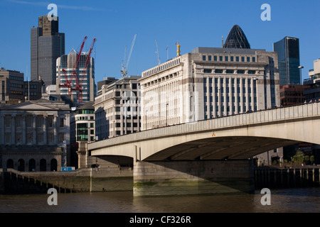 Pont reliant Londres Southwark sur la rive sud et de la ville de Londres sur la rive nord de la Tamise. Banque D'Images