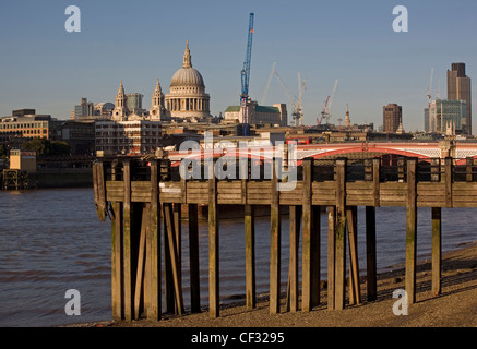 Une jetée sur la rive sud de la Tamise avec Blackfriars Road Bridge et de la Cathédrale St Paul à l'arrière-plan. Banque D'Images