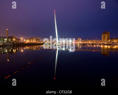 Voile de Swansea pont reliant la nouvelle SA1 Swansea waterfront development avec l'actuel quartier maritime et le centre ville. Banque D'Images