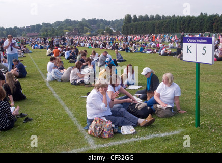 Les gens font la queue pour les Championnats de tennis de Wimbledon Wimbledon en parc. Banque D'Images