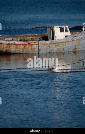 Un vieux bateau de pêche à Broadford Harbour sur l'île de Skye. Banque D'Images