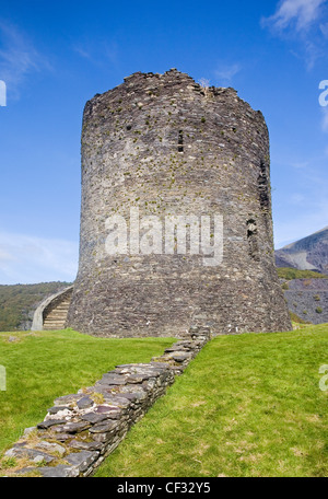 La grande tour du château de Dolbadarn construit par Llywelyn ap Iorwerth (Llywelyn le grand) vers 1230, l'un des plus beaux pays de Galles-indigènes bui Banque D'Images