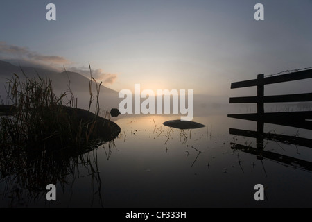 Brume matinale sur le lac Bassenthwaite dans le Lake District. Banque D'Images