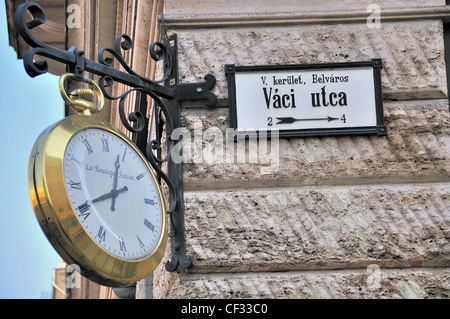 La rue Vaci utca signer l'une des rues commerçantes piétonnes populaires seulement à Pest, Budapest, Hongrie Banque D'Images