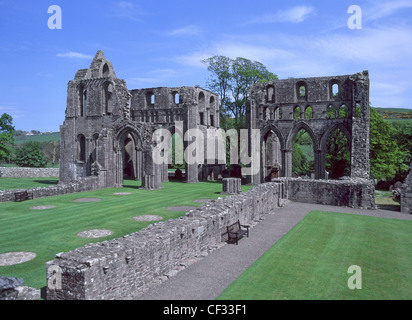 Grès gris reste structurel fixé dans les pelouses montrent des bâtiments classés en ruine médiévale abbaye cistercienne de Dundrennan Dumfries et Galloway Scotland UK Banque D'Images