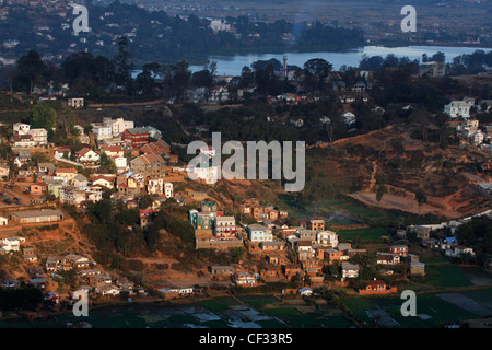 Vue sur la ville de logements, les collines, les lacs et les rizières. Antananarivo. Madagascar. Banque D'Images