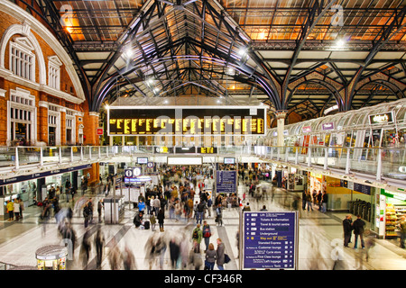 Occupé à l'intérieur du hall de la gare de Liverpool Street dans la ville de Londres. Banque D'Images