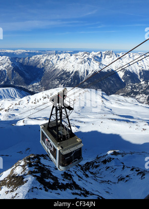 Le ski DANS LA STATION DE SKI DE L'ALPE D'HUEZ, DANS LES ALPES FRANÇAISES Banque D'Images