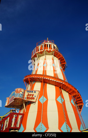 Price's Giant Helterskelter monter sur la jetée de Bournemouth. Banque D'Images