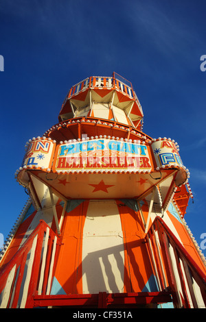 Price's Giant Helterskelter monter sur la jetée de Bournemouth. Banque D'Images