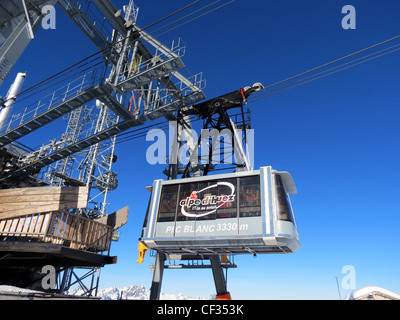 Le ski DANS LA STATION DE SKI DE L'ALPE D'HUEZ, DANS LES ALPES FRANÇAISES Banque D'Images