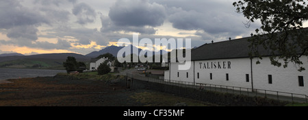 La Distillerie Talisker, la seule distillerie de l'île de Skye, sur les rives du Loch Harport avec les Cuillin dans le background Banque D'Images