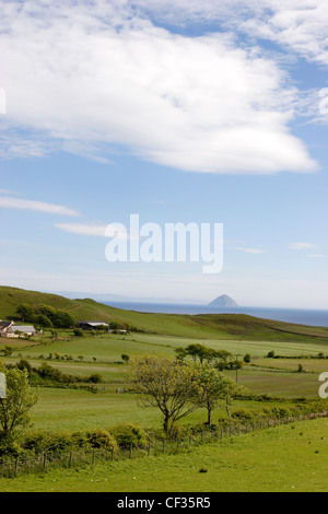 Arran vue d'Ailsa Craig. Ailsa Craig, dans le Firth of Clyde, est une île surgissant brusquement de la mer à une altitude de 1,11 Banque D'Images