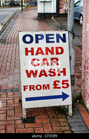 Lavage de voiture à la main signe sur un trottoir. Banque D'Images