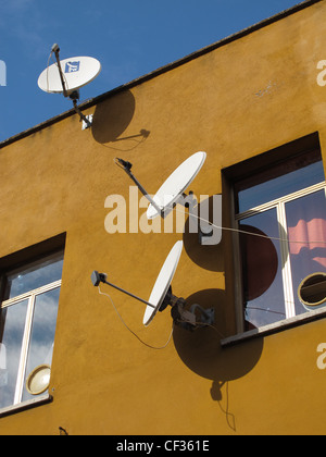 Chaînes de télévision plats sur mur de la maison à Rome Italie Banque D'Images