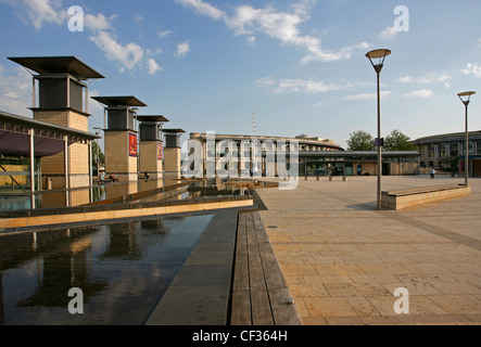 Les bâtiments modernes et le développement à la place du millénaire à Bristol. Banque D'Images