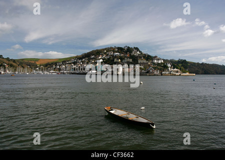 Kingswear village et un seul bateau en bois flottant sur l'estuaire de la rivière Dart, à Dartmouth. Banque D'Images