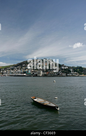 Kingswear village et un seul bateau en bois flottant sur l'estuaire de la rivière Dart, à Dartmouth. Banque D'Images