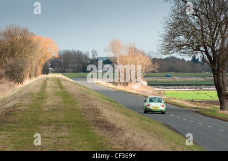 Une route de campagne près d'Uzès, FRANCE Banque D'Images