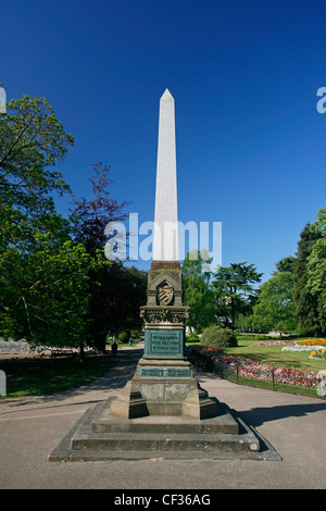 Statue de pierre obélisque Willes debout dans le centre de Jephson jardins près de Leamington Spa. Banque D'Images