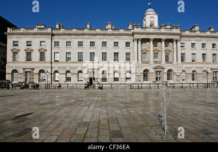 Une vue sur la cour et ses fontaines à Somerset House à Londres. Banque D'Images