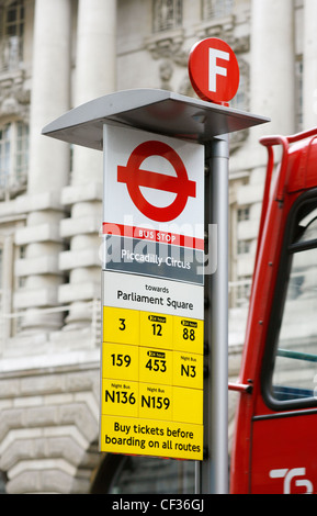 Arrêt de bus à Piccadilly Circus à Londres. Banque D'Images