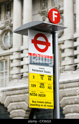 Panneau d'arrêt de bus à Piccadilly Circus, à Londres. Banque D'Images