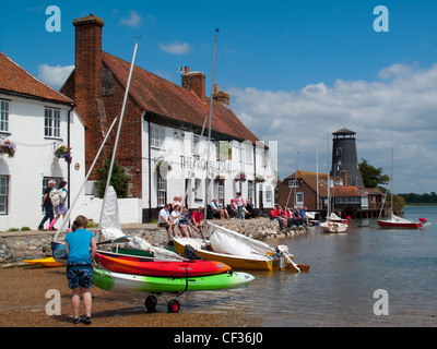 Le Pub Royal Oak et Mill de Langstone, Hampshire Banque D'Images