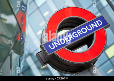 Une vue rapprochée de la London Underground tube signe à Southwark Street Station, Angleterre. Banque D'Images