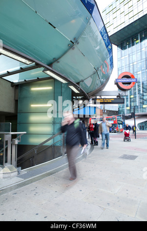 Une vue sur les passagers qui arrivent à la station de métro Southwark Banque D'Images