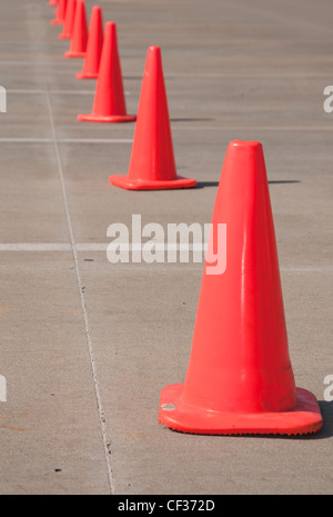 Cônes de signalisation orange vif en ligne d'indication d'une zone bloquée Banque D'Images