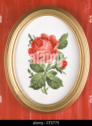 Le plus romantique des roses magnifique fleur de tous est bien sûr la rose ! Boutons de rose et roses rouges en pleine floraison devenir Banque D'Images