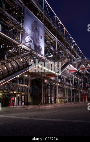 Beaubourg. Le Centre Pompidou à Paris, au crépuscule. Cet énorme, bâtiment moderne en verre et d'acier pour le bâtiment est devenu un établissement emblématique monument parisien. La France. Banque D'Images