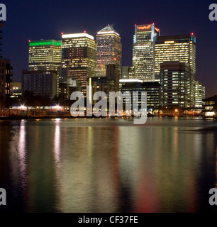 Canary Wharf en soirée avec reflet dans l'eau. Banque D'Images