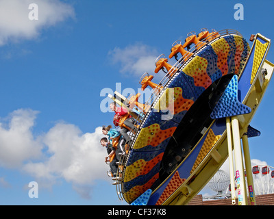 Les personnes bénéficiant d'un trajet sur la discothèque Ride, l'un des nombreux divertissements disponibles sur la plage Pleasure Beach à Great Yarmouth. Banque D'Images