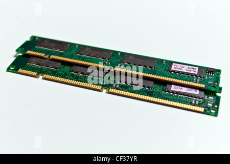Deux emplacements DIMM de mémoire RAM module PC-133 Banque D'Images