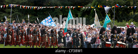 Regarder la foule de mars les clans à l'Lonach Highland Games. Banque D'Images