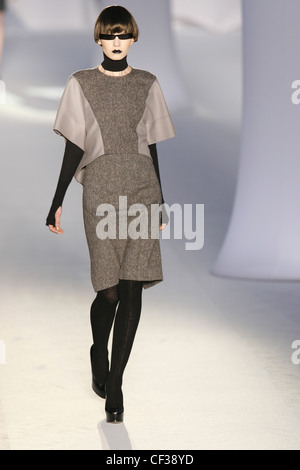 Model wearing grey longueur au genou jupe tweed, et un haut gris tweed avec manchons Batwing Banque D'Images