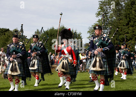 Pipers dans une fanfare à la Lonach Highland Games. Banque D'Images