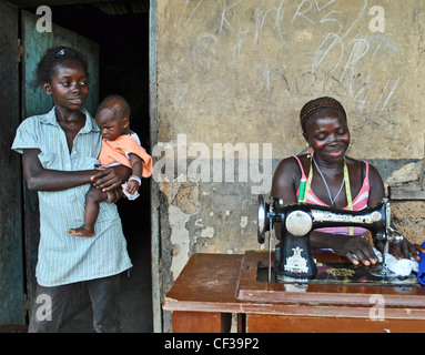 Une femme au travail sur une machine à coudre à Bo, en Sierra Leone Banque D'Images