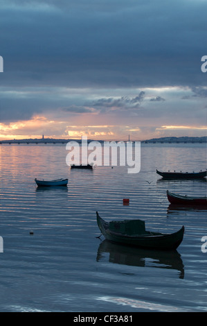 Vue de Lisbonne par le coucher du soleil de Alcochete Banque D'Images