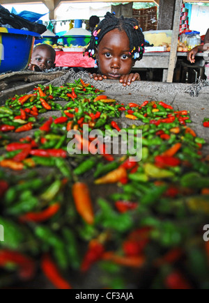 Girl chilis dans un marché à Kenema, Sierra Leone Banque D'Images